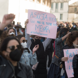  arias mujeres participan en una manifestación en apoyo a las 87 mujeres que en 2019 fueron grabadas “sin autorización”, a 4 de abriil de 2021, en San Cibrao, Lugo, Galicia (España)..- EUROPA PRESS/ARCHIVO