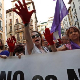  Manifestación que hubo en Pamplona en protesta por la puesta en libertad bajo fianza de los cinco miembros de 'La Manada'. EFE/ Villar López