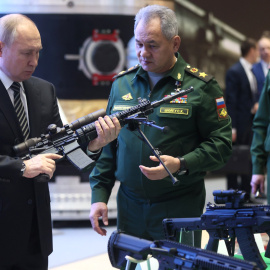  21 de diciembre de 2021, Rusia, Moscú: El presidente Vladimir Putin (I) y el ministro de Defensa ruso Sergei Shoigu recorren una exposición militar durante la reunión ampliada de la Junta del Ministerio de Defensa.- Kremlin / Europa Press