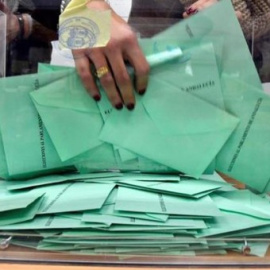  Recogen papeletas de una de las urnas. EFE/Carlos Barba