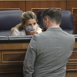  La vicepresidenta segunda del Gobierno y ministra de Trabajo y Economía Social, Yolanda Díaz, conversa con el portavoz parlamentario de la ERC, Gabriel Rufián, en una sesión de control al Gobierno en el Congreso de los Diputados, a 15 de septiembre d