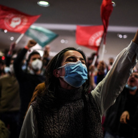  Simpatizantes del Partido Socialista de Portugal aplauden tras el anuncio de las primeras encuestas a pie de urna en la noche de las elecciones el 30 de enero de 2022.- AFP