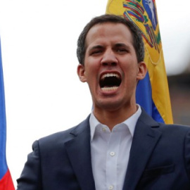  Juan Guaidó, con una copia de la Constitución venezolana. REUTERS/Carlos Garcia Rawlins