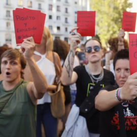 Asistentes a la maniestación en apoyo a las jugadoras de la selección española de fútbol, y en concreto de Jenni Hermoso, en Madrid. EFE/ Mariscal