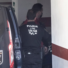  La policía traslada a uno de los ganaderos que asaltaron ayer el pleno del ayuntamiento de Lorca.MARCIAL GUILLÉN (EFE)