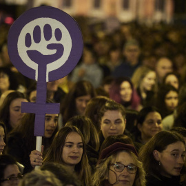 Cientos de mujeres durante la manifestación por el 8M, en Pamplona. EUROPA PRESS/Eduardo Sanz