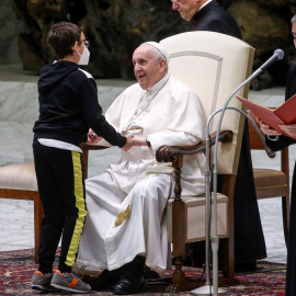  El Papa Francisco recibe a un niño durante su audiencia general de los miércoles en el Aula Pablo VI en la Ciudad del Vaticano.- EFE