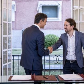  Pedro Sánchez y Pablo Iglesias en la firma del acuerdo presupuestario / PODEMOS