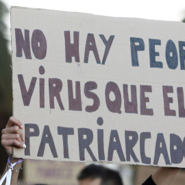 Una mujer sostiene una pancarta durante la marcha del 8M de 2020 en Málaga. EUROPA PRESS/Álex Zea