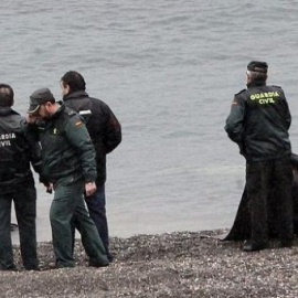  Rescate de cuerpos en la playa ceutí de El Tarajal. / EFE- Archivo
