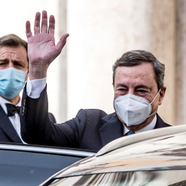 El expresidente del BCE Mario Draghi saluda tras su reunión con el presidente italiano, Sergio Mattarella, edn la que aceptó el encargo de formar Gobierno. EFE/ Angelo Carconi