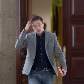 El exdiputado y exportavoz de Sumar, Iñigo Errejón, en los pasillos del Congreso de los Diputados. EUROPA PRESS/Alberto Ortega