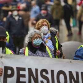 Varios pensionistas sujetan una pancarta durante una manifestación contra las recomendaciones del Pacto de Toledo. E.P./Jesús Hellín 