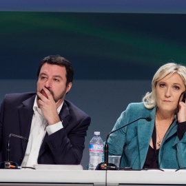 Mateo Salvini, secretario federal del partido ultraderechista italiano Lega, y Marine le Pen, presidenta del partido ultraderechista francés Rassemblement national, en una reunión del grupo Europa de las Naciones y de las Libertades en Milán en 2016. S