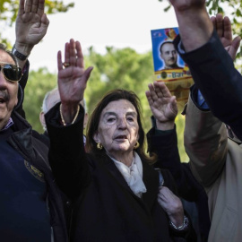  Un grupo de personas se concentra cerca de El Pardo-Mingorrubio. / Jairo Vargas