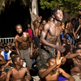  Migrantes en la madrugada de este lunes tras cruzar la frontera del Tarajal entre Marruecos y España. REUTERS