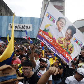 Simpatizantes del presidente electo de Colombia, Gustavo Petro, celebran tras los resultados de las elecciones presidenciales, en Cali (Colombia). Ernesto Guzmán Jr./EFE
