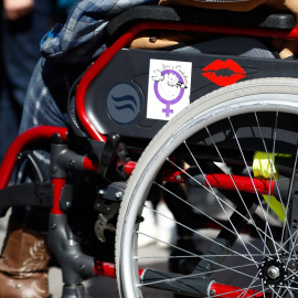  Una mujer en silla de ruedas durante una manifestación feminista en la Puerta del Sol con motivo del 8-M, en marzo de 2019. E.P./Óscar J.Barroso