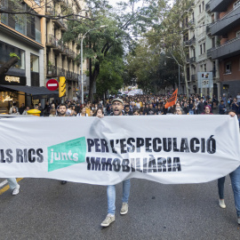  Varios centenares de personas, convocadas por el movimiento social por la vivienda Sindicat de Llogateres, se manifiestan cerca de la sede de Junts, en Barcelona. EFE/ Marta Pérez