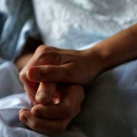  Siete de cada diez profesionales sanitarios creen que la eutanasia debería estar regulada por ley. / EFE