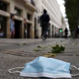  Una mascarilla en el suelo (EFE EPA/Ian Langsdon)