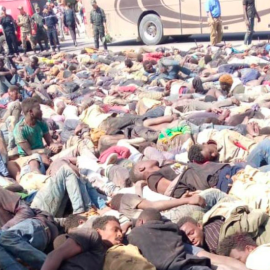 Decenas de personas detenidas por la Gendarmería marroquí junto a la frontera con Melilla el pasado viernes. Foto: Asociación Marroquí de Derechos Humanos Nador (@NadorAmdh)
