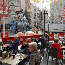  Preparativos de las Fallas de València, que se han suspendido por el coronavirus, en el barrio de Ruzafa. / EFE - MANUEL BRUQUE