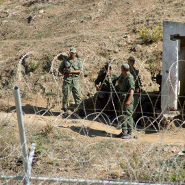 Un grupo de soldados marroquíes vigilando el perímetro fronterizo entre Ceuta y Marruecos. EFE