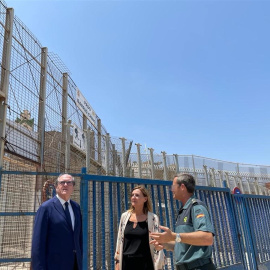  El defensor del pueblo, Ángel Gabilondo (i), junto a la Adjunta Segunda del Defensor del Pueblo, Patricia Bárcena (c), visita la valla Melilla-Marruecos el miércoles 20 de julio de 2022. /EFE
