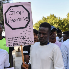 Varias personas durante una manifestación en Ceuta por los sucesos ocurridos a decenas de migrantes en Melilla el pasado 24 de junio, a 1 de julio de 2022, en Ceuta (España). -Antonio Sempere / Europa Press
