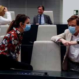  El alcalde de Madrid, José Luis Martínez-Almeida (d) conversa con la delegada del Área de Cultura, Turismo y Deporte, Andrea Levy (i) antes del comienzo de un pleno del Ayuntamiento de Madrid. E.P./Pool