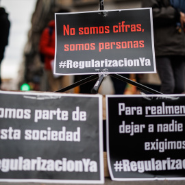 Varias pancartas en una concentración para exigir la regularización de todas las personas migrantes en situación administrativa irregular, a 19 de febrero de 2022, en Madrid (España). -Alejandro Martínez Vélez / Europa Press