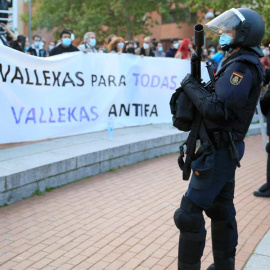 La Policía Nacional junto a los manifestantes congregados en Vallecas para protestar por el acto de precampaña de Vox.- EFE