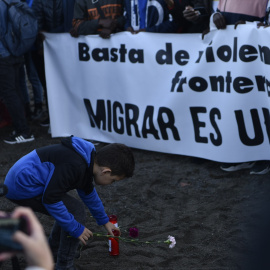 Varias personas protestan con pancartas en la décima Marcha de la Dignidad con el lema '¡Basta de violencia en las fronteras! ¡Migrar es un derecho!', en la playa del Tarajal, a 4 de febrero de 2023, en Ceuta, (España). Foto: Antonio Sempere / Europa 