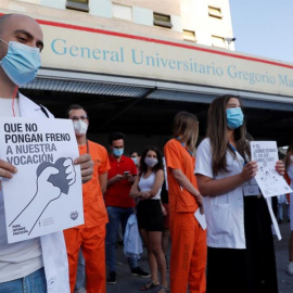  Los médicos residentes (MIR) del Hospital Gregorio Marañón se manifiestan este lunes durante el inicio de la huelga con carácter indefinido. EFE/Chema Moya.