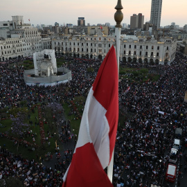 Manifestantes contra la destitución del presidente Martín Vizcarra se reúnen en la Plaza San Martín en Lima, Perú. Shutterstock / mbzfotos