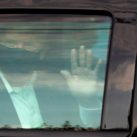 Donald Trump saluda a sus seguidores desde el coche | Reuters
