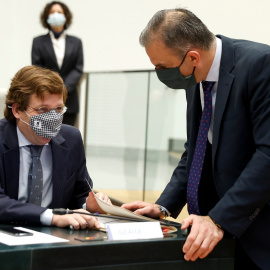 El alcalde de Madrid, José Luis Martínez Almeida, con el portavoz de Vox, Javier Ortega Smith, durante el pleno de la Corporación municipal en el que se han aprobado los presupuestos locales para 2021. EFE/Chema Moya/POOL