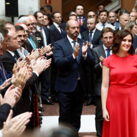 Isabel Díaz Ayuso junto a otros miembros del PP antes de tomar posesión de su cargo. EFE
