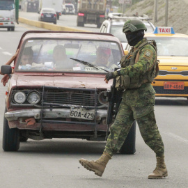 Un soldado del Batallón de Infantería de Guayaquil patrulla la salida de la ciudad al cantón de Daule, en Guayaquil (Ecuador).-EFE/ Carlos Durán Araújo