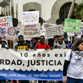 Decenas de personas durante una marcha por el décimo aniversario de la tragedia del Tarajal, a 3 de febrero de 2024, en Ceuta (España).-Antonio Sempere/Europa Press
