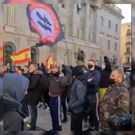  Imagen de la final de la manifestación de Vox en Barcelona, donde había banderas nazis. — TWITTER
