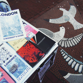 Un puesto informativo del sindicato SolFed en una plaza de Brighton, con información para trabajadores migrantes.- Diana Moreno