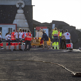  Los servicios sanitarios atienden a los migrantes llegados en cayuco, en el puerto de La Restinga. Isla de El Hierro.Antonio Sempere / Europa Press