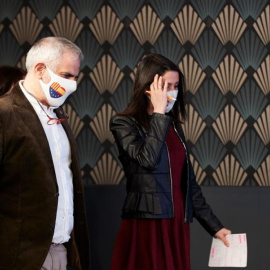  Carlos Carrizosa junto a Inés Arrimadas, en el Parlament de Catalunya. — Toni Albir / EFE