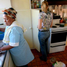  Una empleada doméstica trabajando una imagen de archivo. EFE