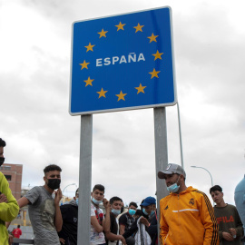 Varios migrantes esperan para pasar la frontera entre Ceuta y Marruecos voluntariamente. - EFE
