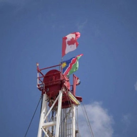 En el emplazamiento del primer pozo, la bandera de Canadá ondea incluso por encima de la de Namibia, violando la constitución nacional del país. Atribución: Namibia Media Holdings