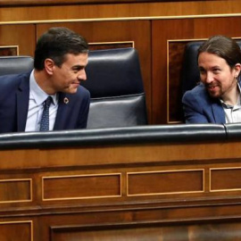  Pedro Sánchez habla con Pablo Iglesias. / EFE