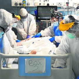 Sanitarios atienden a un paciente de Covid-19 en la UCI de un hospital barcelonés. / EFE